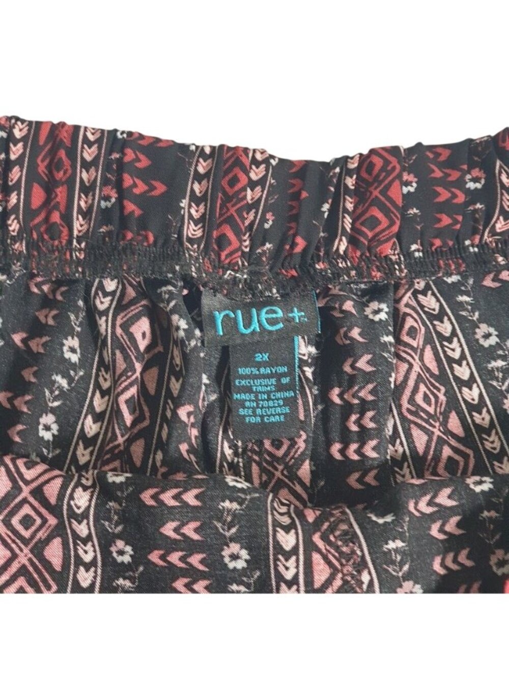 Rue Plus Womens 2X Lightweight Printed Rayon Shorts Elastic Waistband Black Red - Picture 4 of 9